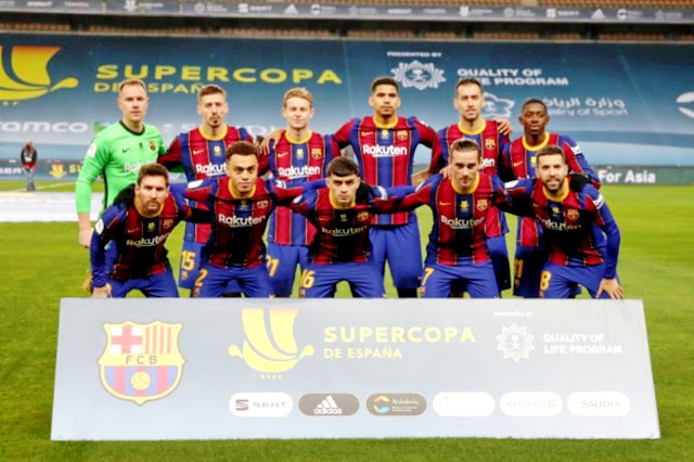 F. C. BARCELONA. Temporada 2020-21. Ter Stegen, Lenglet, Frenkie De Jong, Araujo, Busquets, Ousmane Dembelé. Messi, Dest, Pedri, Griezmann y Jordi Alba. F. C. BARCELONA 2 ATHLETIC CLUB DE BILBAO 3. 17/01/2021. Supercopa de España, final. Sevilla, estadio de La Cartuja. GOLES: 1-0: 40’, Griezmann. 1-1: 42’, De Marcos. 2-1: 77’, Griezmann. 2-2: 90’, Villalibre. 2-3: 93’, Iñaki Williams.