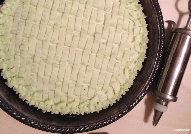 http://oilandblue.blogspot.com/2015/05/how-to-decorate-basket-weave-cake.html