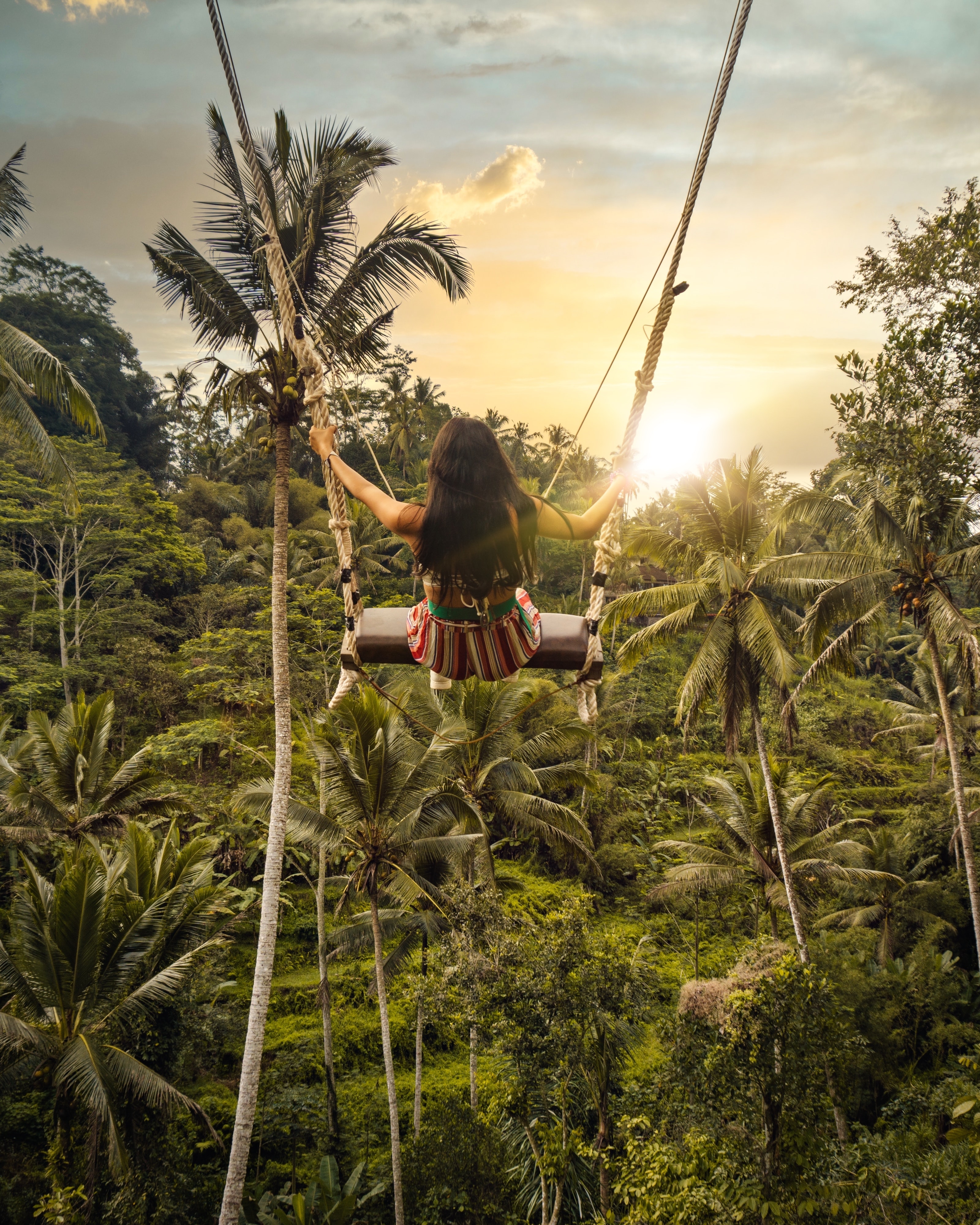 Girl on jungle swing in Tegalalang Ubud Rice Terraces in Bali Indonesia. Photo by : Darren Lawrence (unsplash.com)