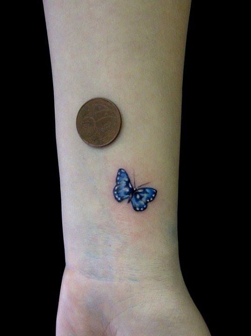 Pequena Borboleta Azul no Pulso da Tatuagem