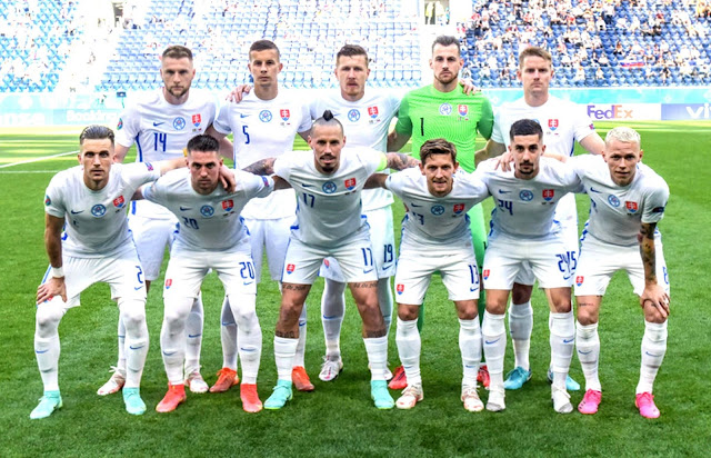 SELECCIÓN DE ESLOVAQUIA. Temporada 2020-21. Milan Škriniar, Ľubomír Šatka, Juraj Kucka, Martin Dúbravka, Tomáš Hubočan. Peter Pekarík, Róbert Mak, Marek Hamšík, Patrik Hrošovský, Martin Koscelník, Ondrej Duda. SELECCIÓN DE SUECIA 1 SELECCIÓN DE ESLOVAQUIA 0. 18/06/2021. XVI edición de la Eurocopa 2020, fase de grupos, Grupo E, 2ª jornada. San Petersburgo, Rusia, estadio Krestovski.