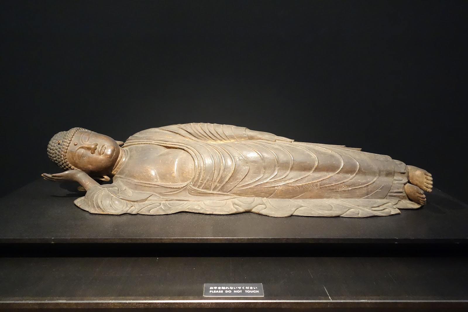 日本で鎌倉時代に作られた木彫りの釈迦涅槃像