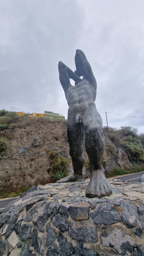 Admira la fascinante escultura de El Lance y las vistas panorámicas desde el Mirador en Icod del Alto, Tenerife