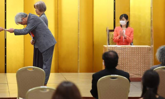 The author, Atsushi Okada (Rironsha) , received this year's award. Princess Kako wore a coral tweed jacket and skirt