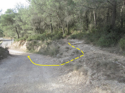 La Bisbal del Penedès a Montserrat; corriol i camí prop de la Riera de Marmellar, a la barriada de Les Cases Noves de la Riera, terme de Castellví de la Marca