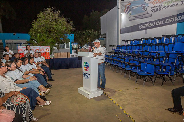 Segey entrega mobiliario y equipos de cómputo a preparatoria del sur de Mérida