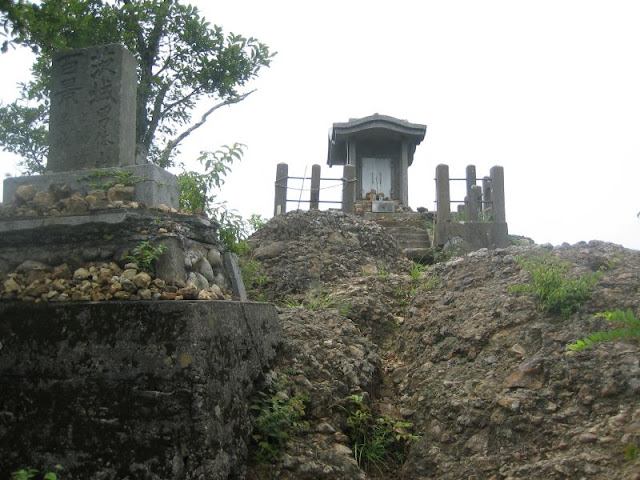 奥久慈男体山の祠