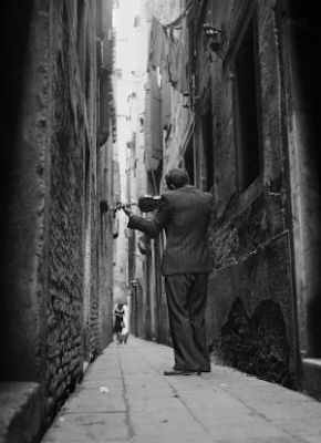 man playing violin on street in Venice 1947