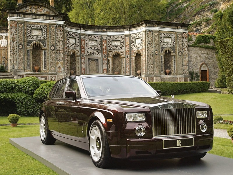 The Rolls Royce Ghost is packed with functional features like Night Vision