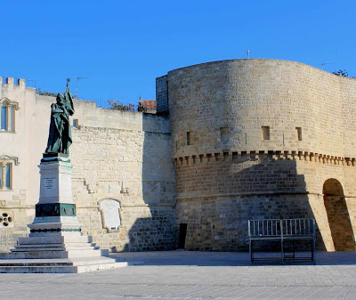 Monumento a los héroes católicos junto a los muros de Otrantoaos heróis e muralhas de Otranto