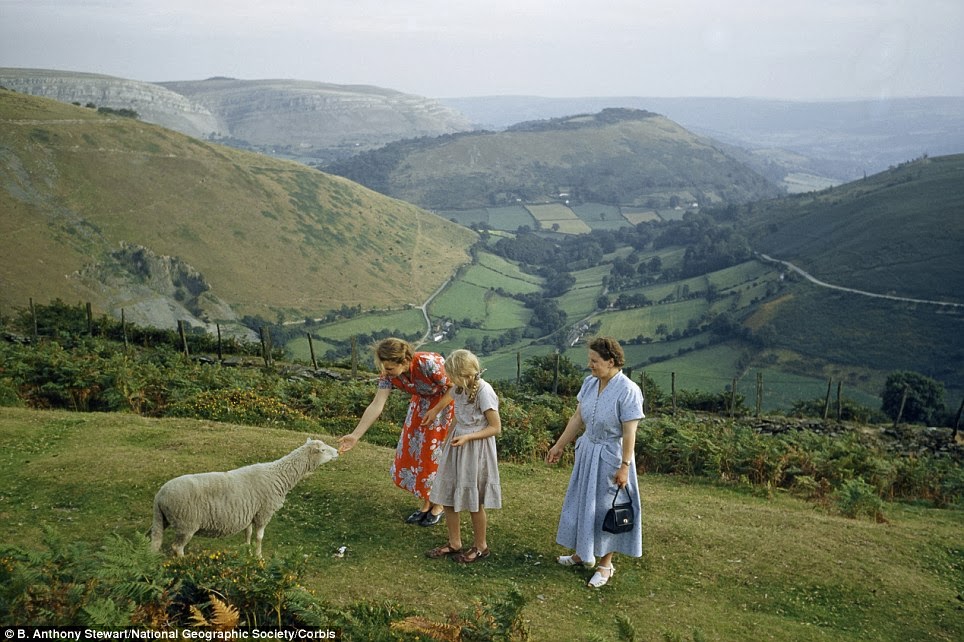 26 Enchanting Color Photographs That Show What Life Was 