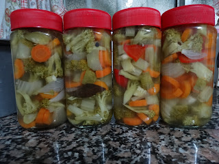 fotos de los pickles caseros envasados en frascos de vidrios