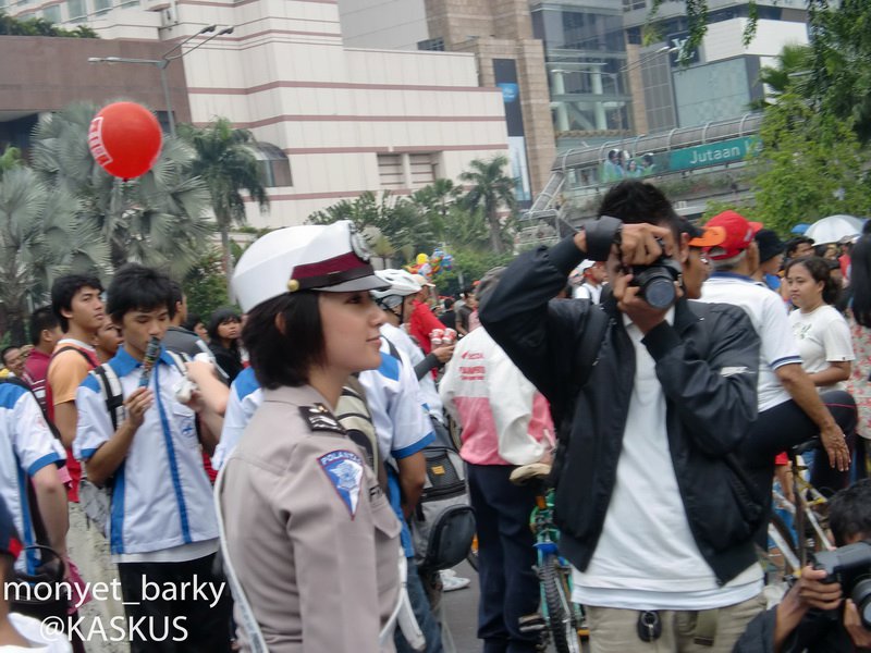 Foto Briptu Eka Frestya Ketika membantu Arus Lalu Lintas dan Menjaga Demo