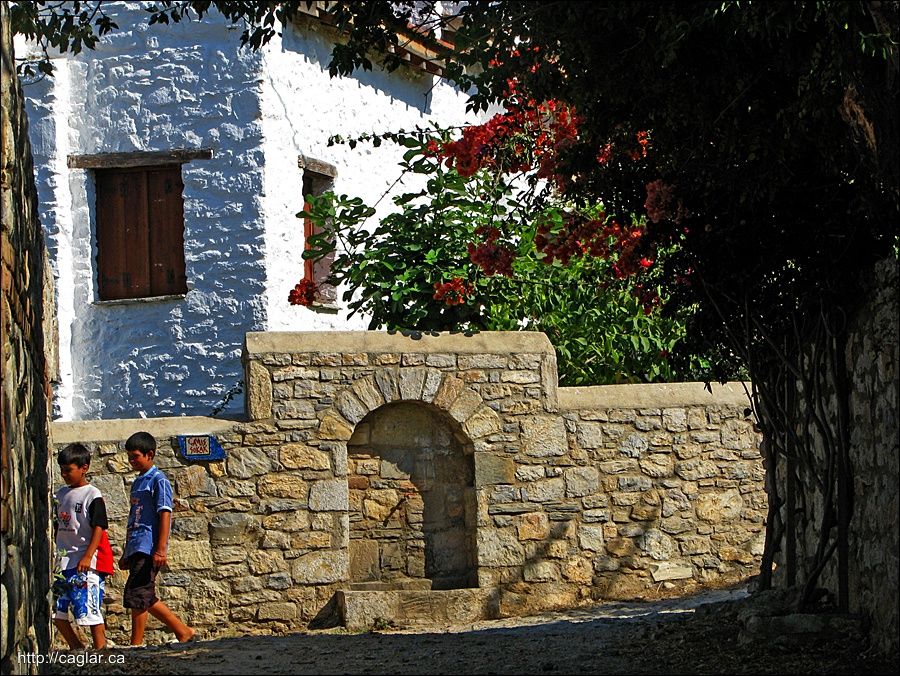 Eski Datça da taş evlerin arasındaki sokaklarda