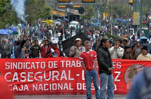 Cuarta semana de conflictos cercan al Gobierno de Evo