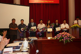 Ông Hồ Hùng Anh tại Lễ phát hành “Báo cáo thường niên Chỉ số tín nhiệm Việt Nam 2012” (thứ 3 từ trái sang). Ông là một trong những nạn nhân của việc đưa "tin vịt" của "Quan làm báo".