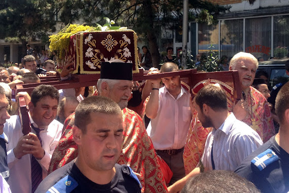 Racla cu moaştele sfântului Ioan cel Nou de la Suceava în procesiune prin centrul oraşului