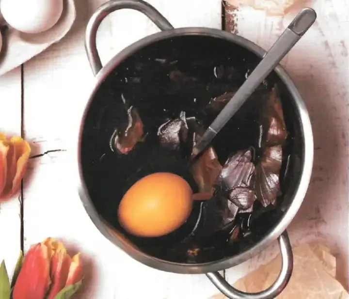 Uova sode aromatizzate con bucce di cipolla
