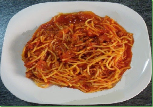 ESPAGUETIS CON CARNE PICDA Y TOMATE