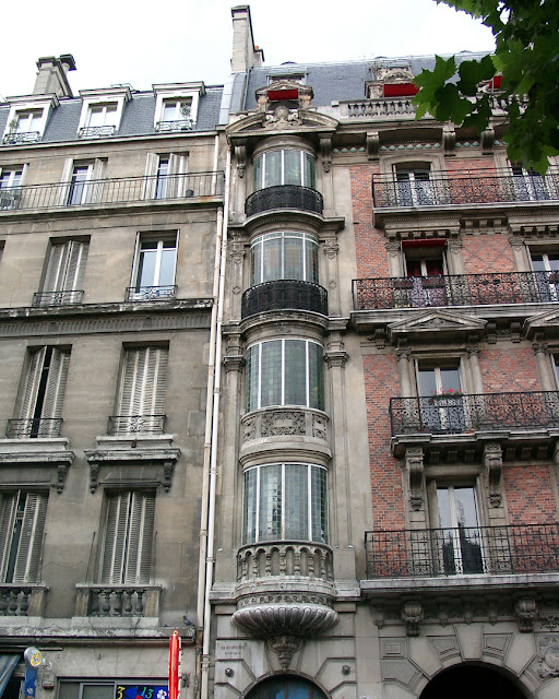 Bay windows, Boulevard de Clichy, Paris