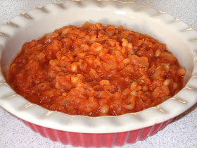 a dish of baked beans