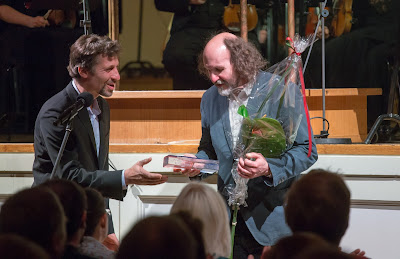 Märt-Matis Lill, presented the LHV award 'Au-tasu' to Toivo Tulev at the Estonian Music Days  (Photo Peeter Langovits)