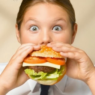 obésité infantile - girl eating a hamburger - fast food