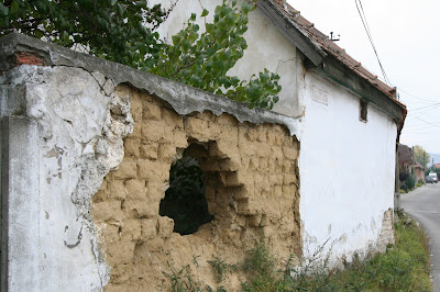 pilisvorosvar-daily-photo-hole-in-wall