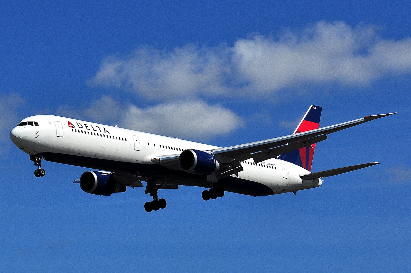Boeing 767-400 of Delta Airlines Aircraft Wallpaper 2752