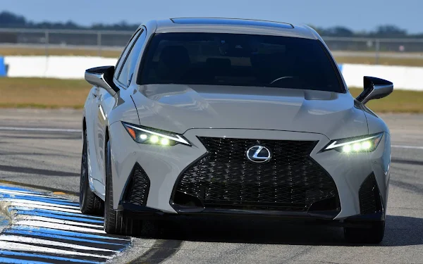 Lexus IS 500 F Sport traz V8 5.0L de volta para enfrentar Audi RS3