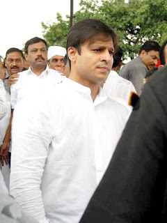 Ritesh at Father Vilasrao Deshmukh's funeral at Latur