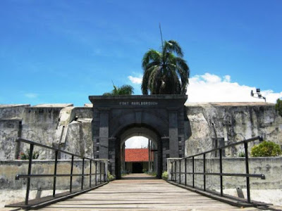 Jembatan untuk melewati bangunan induk benteng Marlborough