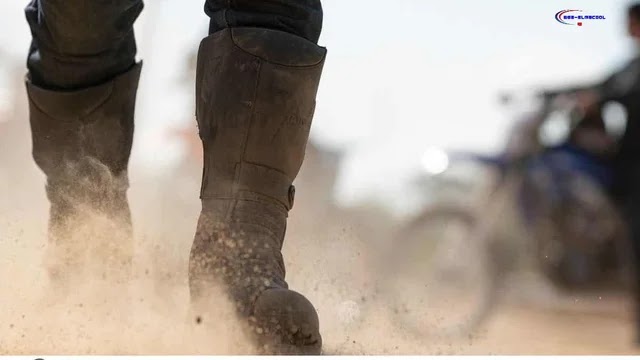 Opt for a fashion that presents properly ankle assist and safety from the elements.