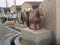 吉良町には赤馬が至るところに…