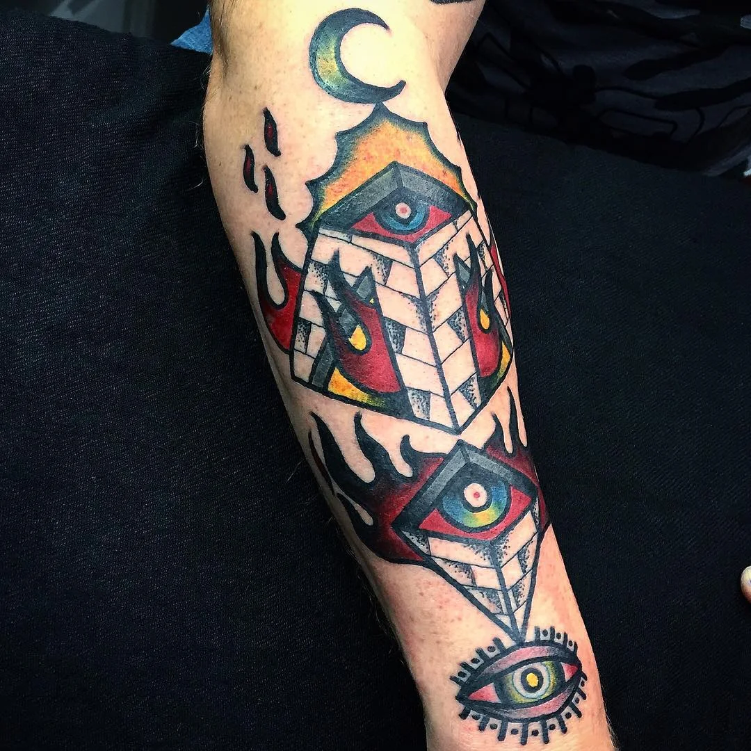 Quema del tatuaje de ojos pirámide con llamas