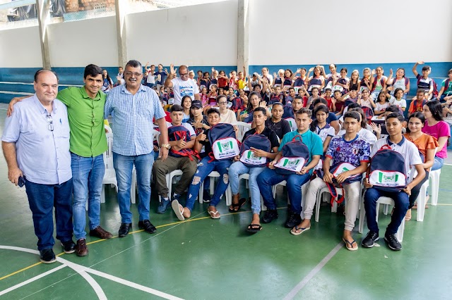 Prefeitura de Belém de Maria entrega 2.200 kits escolares