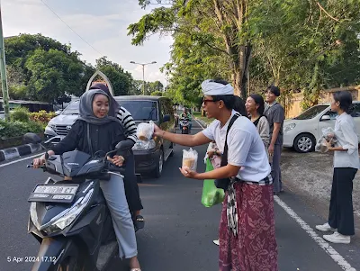 KMHDI Mataram Bagikan Takjil