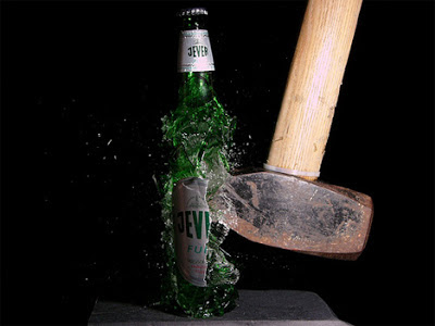 Foto botella impactando con martillo
