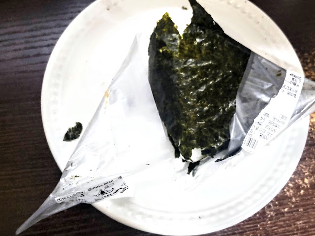 コンビニのおにぎりの包装をおにぎりを触らずに取る方法