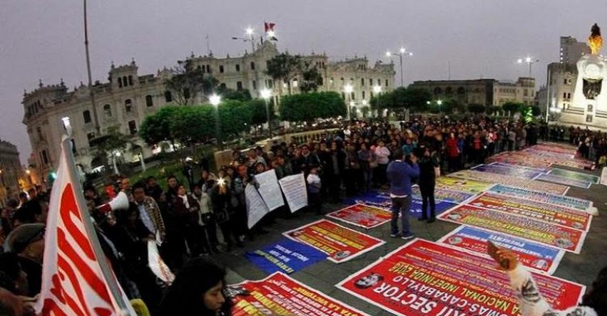 Docentes se concentran en la Plaza San Martín para recibir a dirigentes de provincias que acatan huelga indefinida