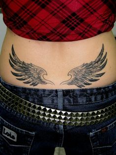 imagenes de tatuajes de dos alas para mujeres en la espalda baja
