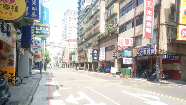 租- AK5515福樂住宅密集店面﻿             特色說明1. 屋況佳，可立即入駐  2. 住宅稠密，生意好做 3. 面寬、顯眼，搶手物件 4. 小資創業首選，可營登、稅外加，需公證