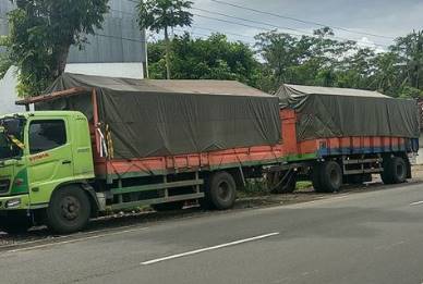 Truk gandeng hino - bak tertutup terpal