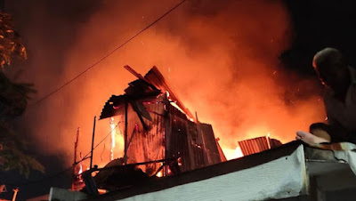 Rumah Dua Lantai di Tenggilis Mejoyo Surabaya Terbakar