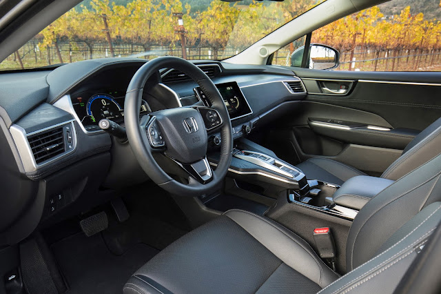 Interior view of 2018 Honda Clarity Plug-In