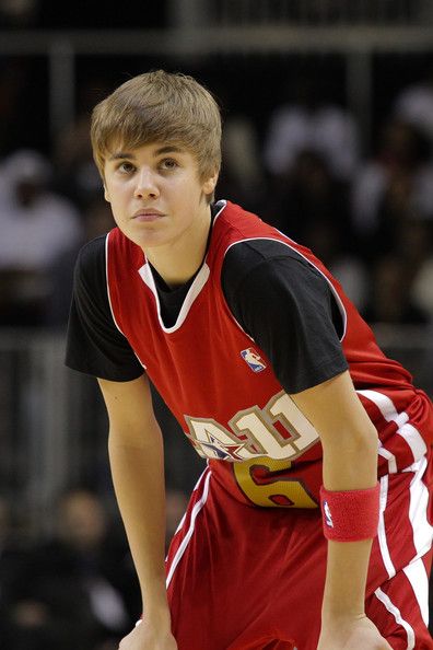 justin bieber 2011 haircut wallpaper. justin bieber 2011 haircut