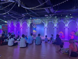 推薦台北市超大室內親子館史努比樂園，位於士林兒童新樂園內，維持史努比樂園既有的品質，館內寬敞，遊樂設施多元，環境乾淨，並且有親切的工作人員帶雙語活動。台北市少有那麼大型的室內親子館，雖要付費但假日也有開放。史努比樂園的玩具設施又很優質，設施有動態運動也有靜態遊戲或附中英文繪本閱讀區，夏天雨天遛娃方便