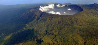 Indonesia dengan segala keindahan alamnya tentu tak akan pernah habis untuk dijelajahi Mau Tau? 5 Gunung Dengan Jalur Pendakian Terindah Di Indonesia