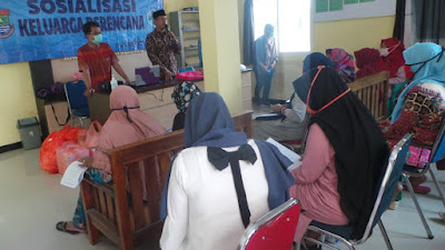 Sosialisasi KB, Menekan Tingginya Tingkat Kelahiran Pada Pernikahan Dini Di Desa Gunung Sari 