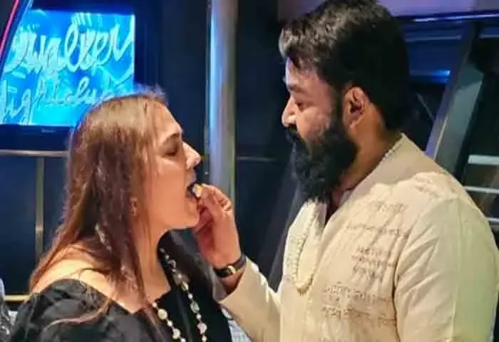 News, Kerala-News, Kerala, Entertainment-News, Entertainment, News-Malayalam, Actor, Cinema Actor, Vacation, Mohanlal, Family, Wedding Anniversary, Celebration, Social Media, Facebook, Twitter, Mohanlal adorably feeds wife Suchitra Mohanlal cake as they celebrate 35th wedding anniversary.